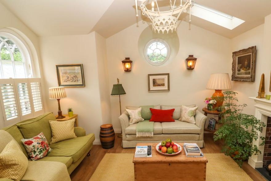 THE COACH HOUSE AT PENDOWER HOUSE, pet friendly in Fowey