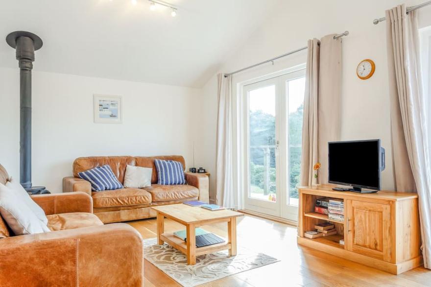 2 LAKE VIEW, pet friendly, luxury holiday cottage in Lanreath