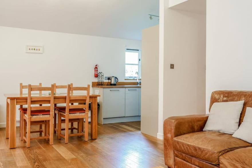 2 LAKE VIEW, pet friendly, luxury holiday cottage in Lanreath