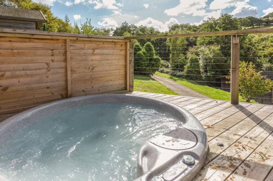 2 LAKE VIEW, pet friendly, luxury holiday cottage in Lanreath