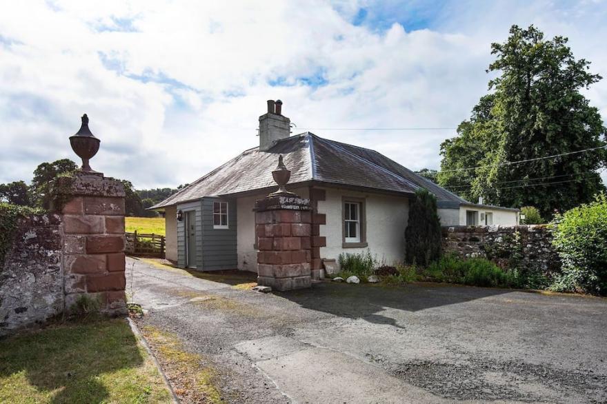 CRAILING WEST LODGE - sleeps 2 guests  in 1 bedroom