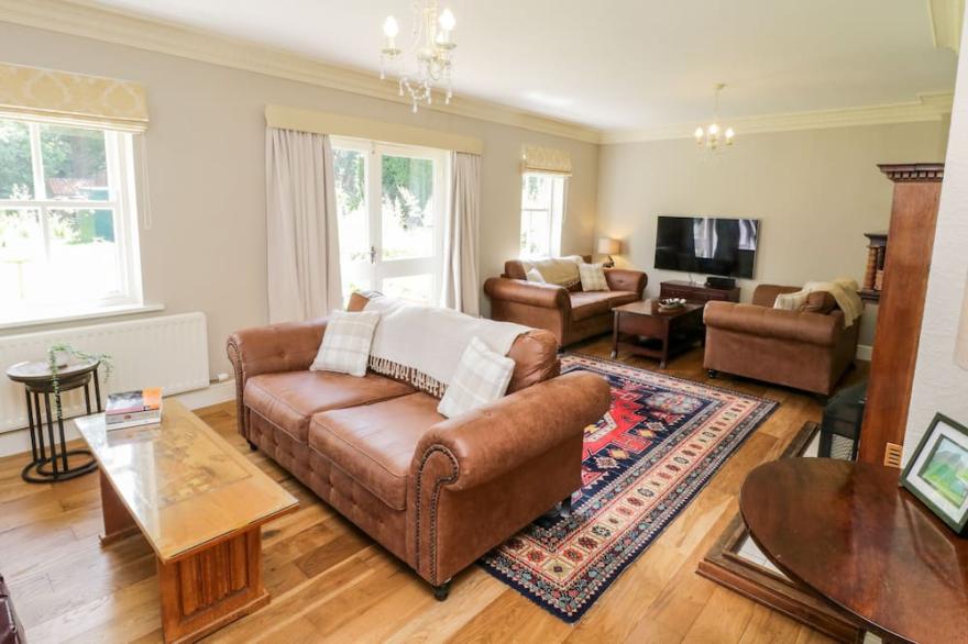 PLUM COTTAGE, pet friendly, with open fire in Guisborough