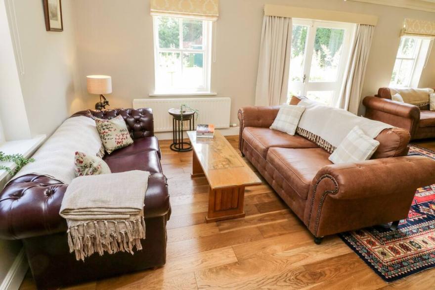 PLUM COTTAGE, pet friendly, with open fire in Guisborough