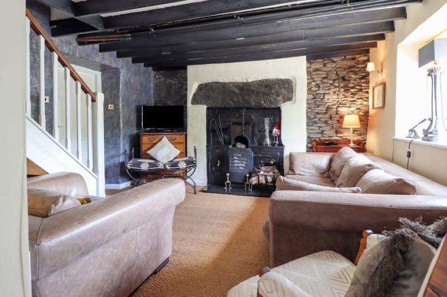 NEUADD WEN, pet friendly, character holiday cottage in Cerrigydrudion