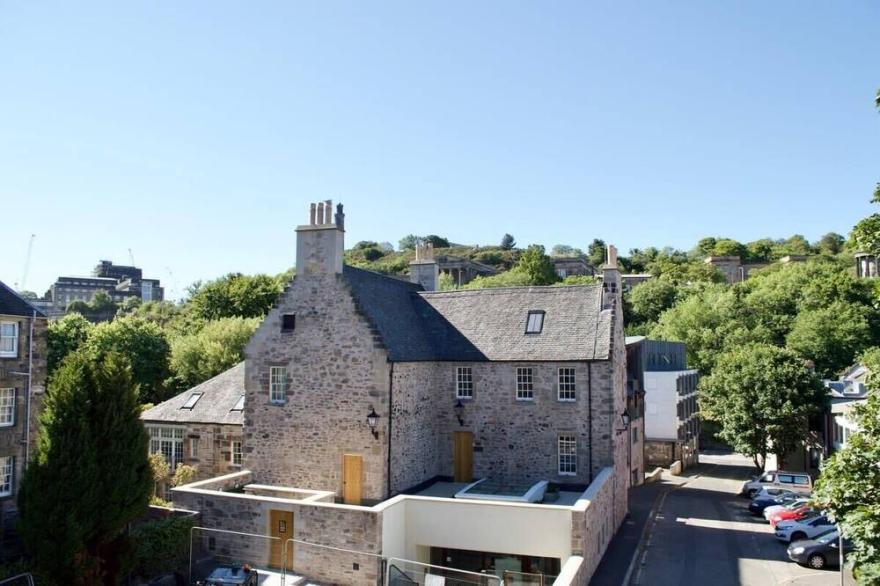 Central and Spacious Flat - Royal Mile