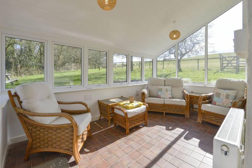 PILLHEAD COTTAGE, pet friendly, with pool in Bideford