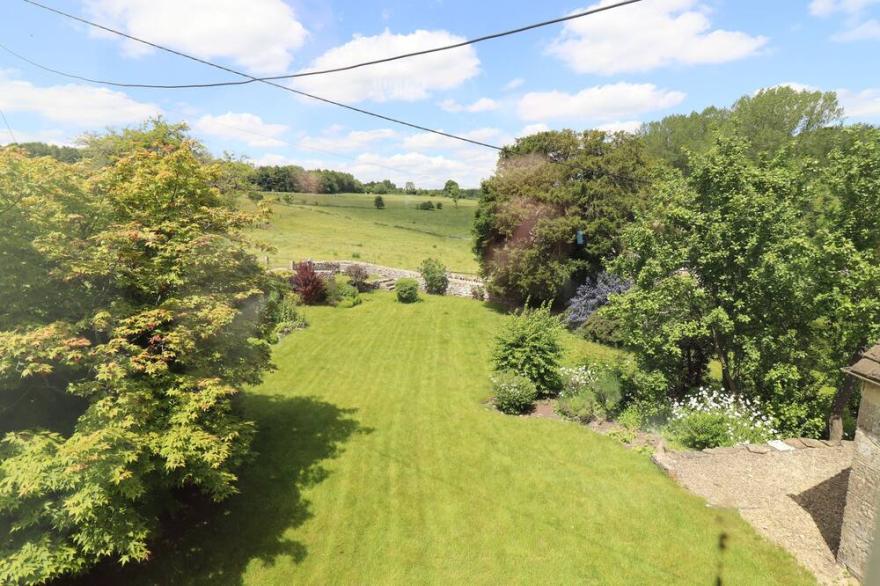 NO 1 EASTINGTON, family friendly, with open fire in Northleach