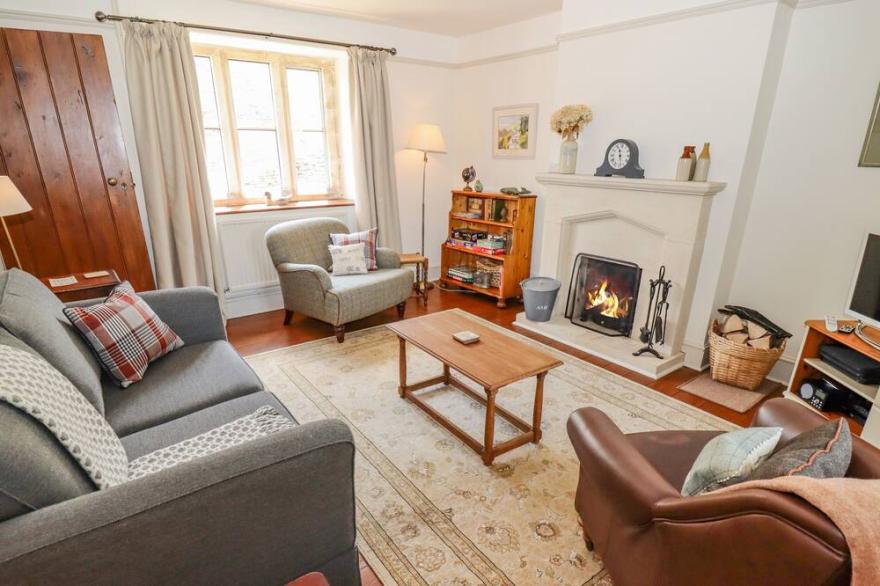 NO 1 EASTINGTON, family friendly, with open fire in Northleach