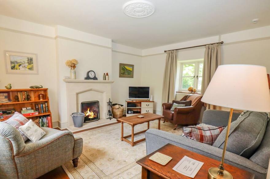 NO 1 EASTINGTON, family friendly, with open fire in Northleach