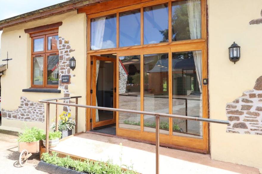 QUOIT X BARN, pet friendly, with open fire in Bampton, Devon