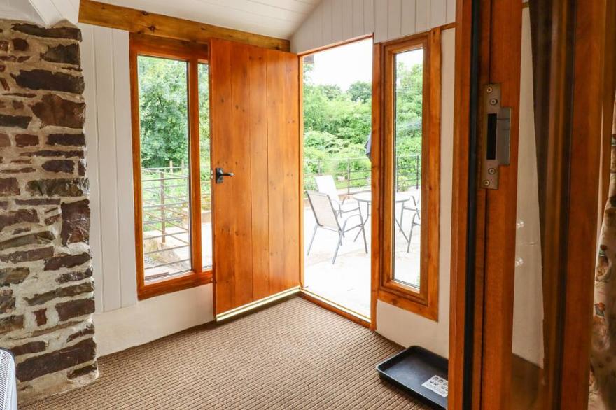 QUOIT X BARN, pet friendly, with open fire in Bampton, Devon