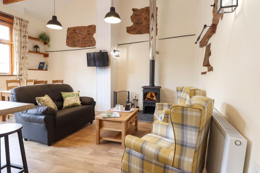 QUOIT X BARN, pet friendly, with open fire in Bampton, Devon