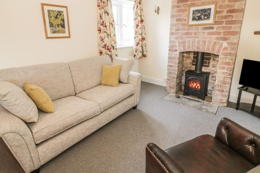 BEAR'S COTTAGE, family friendly, with a garden in Bretforton