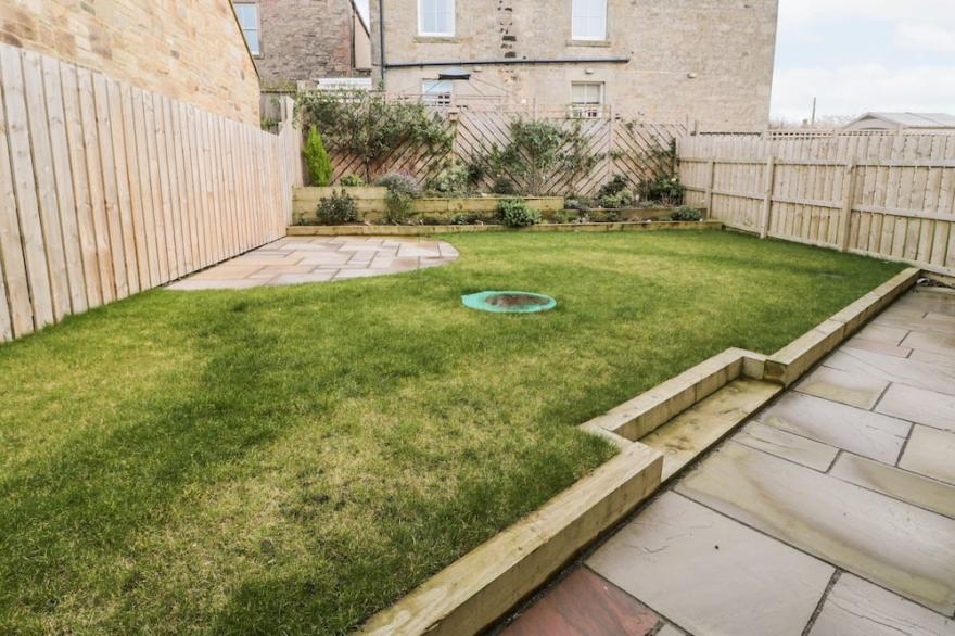 BRINDLES COTTAGE, romantic, luxury holiday cottage in Seahouses
