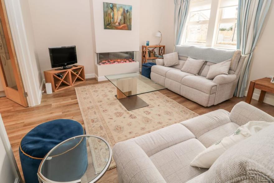 BRINDLES COTTAGE, romantic, luxury holiday cottage in Seahouses