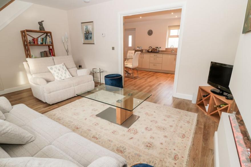 BRINDLES COTTAGE, romantic, luxury holiday cottage in Seahouses