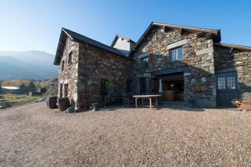 Unique mountain cottage for 8 guests with hot tub and incredible views