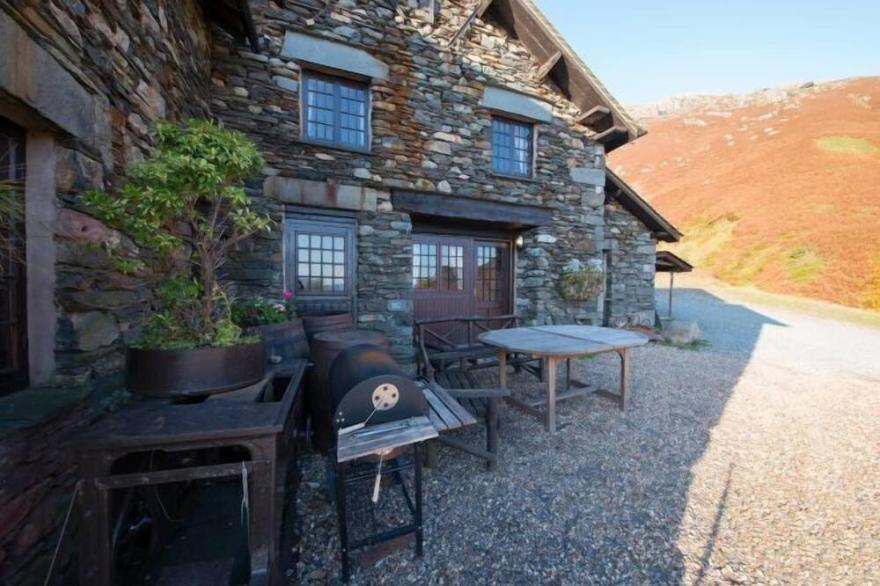 Unique mountain cottage for 8 guests with hot tub and incredible views
