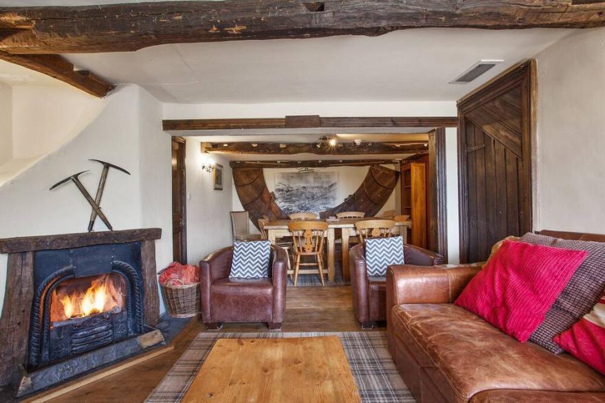Unique mountain cottage for 8 guests with hot tub and incredible views