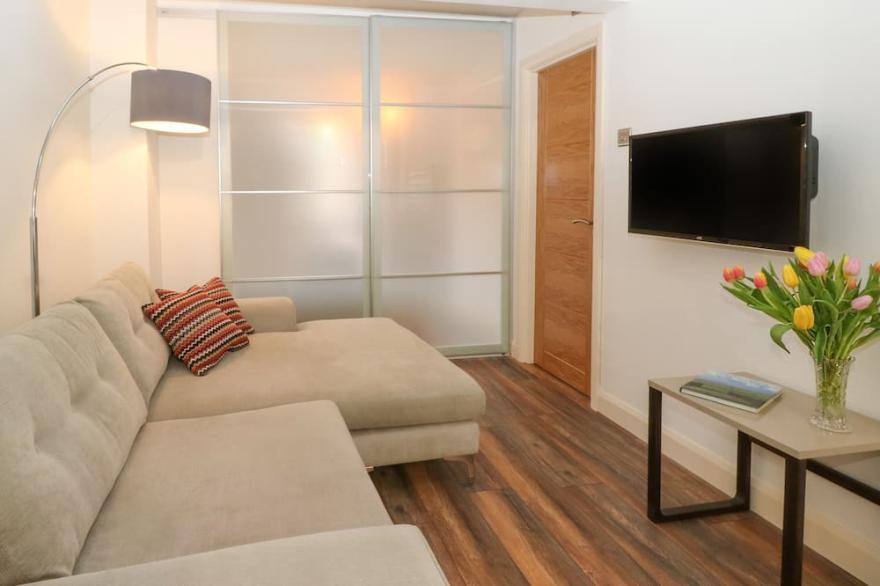 OVER-UNDER COTTAGE, pet friendly in Holmfirth