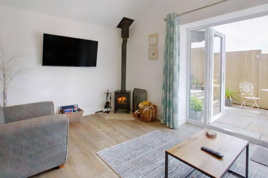 EAMES COTTAGE, romantic, with open fire in Cowling