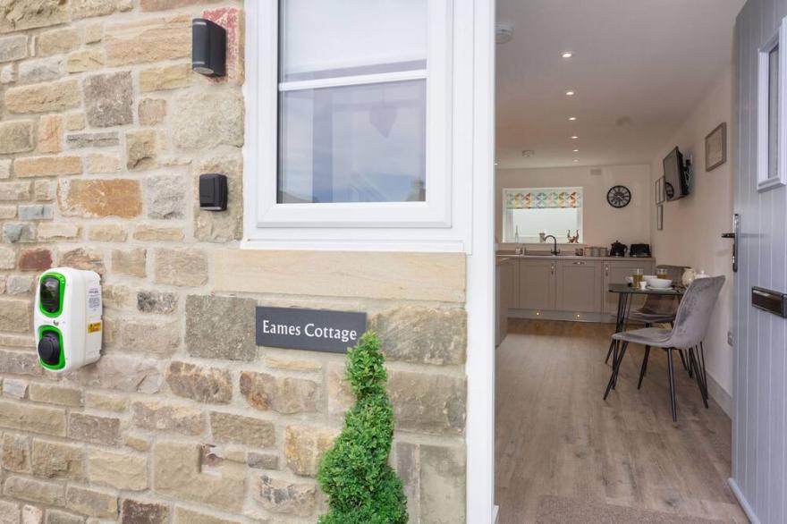 EAMES COTTAGE, romantic, with open fire in Cowling