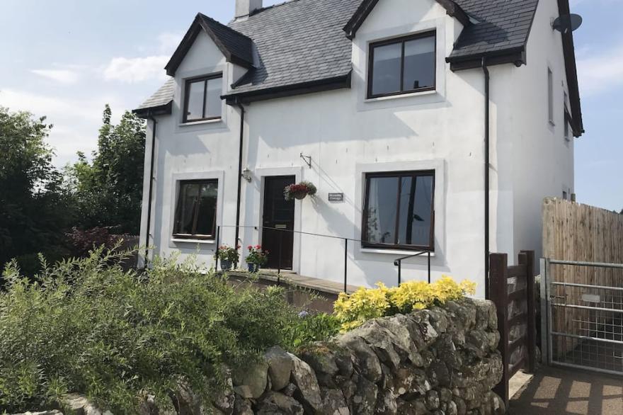 Bramble Cottage -  a house that sleeps 6 guests  in 3 bedrooms
