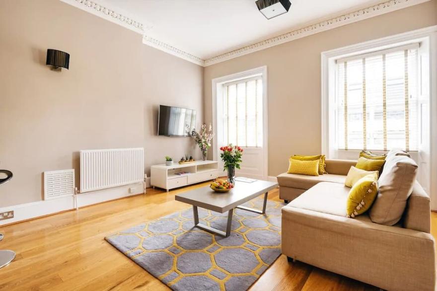 2 BR Large Modern Apartment Hyde Park