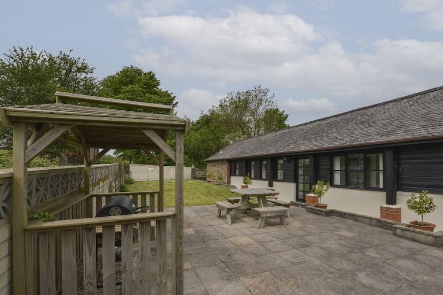 LONG LINNEY, pet friendly, character holiday cottage in Bideford