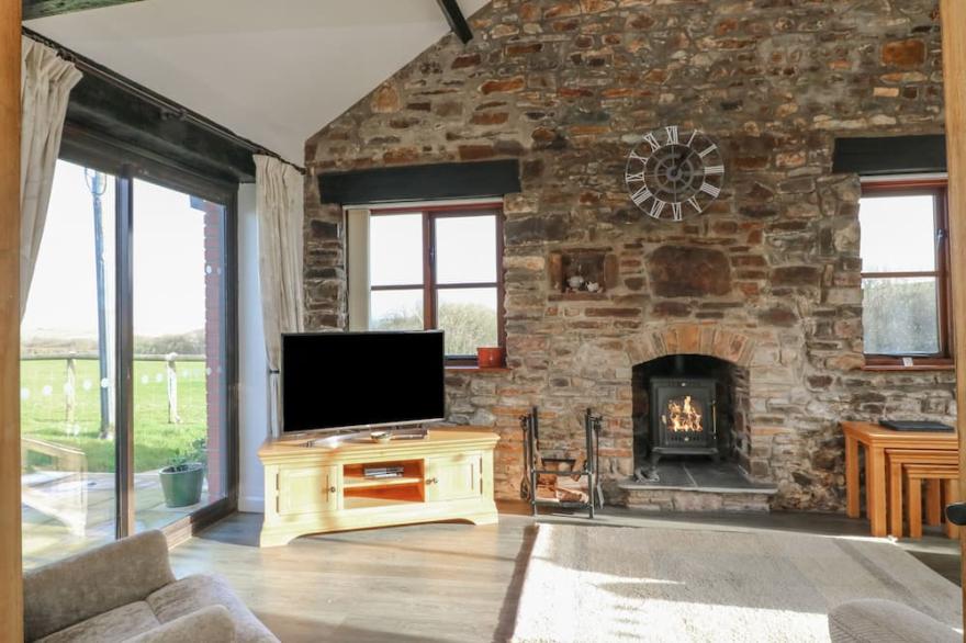 LONG LINNEY, pet friendly, character holiday cottage in Bideford
