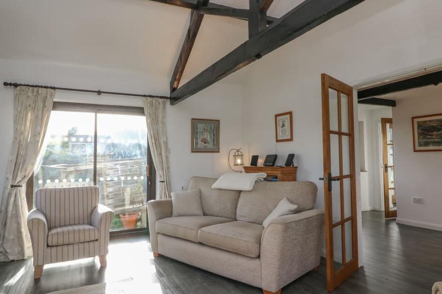 LONG LINNEY, pet friendly, character holiday cottage in Bideford
