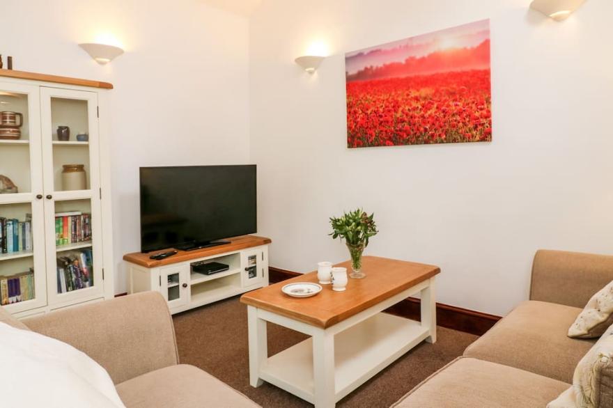 LITTLEHAM COURT COTTAGE, pet friendly, with hot tub in Bideford
