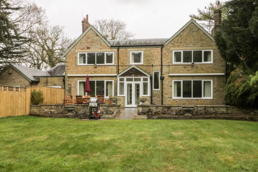 RAINCLIFFE MANOR, family friendly, with a garden in Scarborough