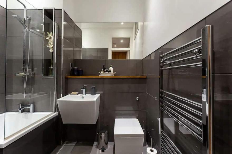 Spacious 2 Bedroom House  Near The Meadows