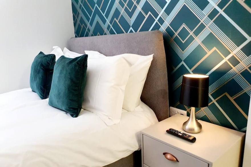 Modern Town Centre Studio Close to Beach