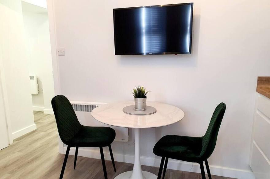 Modern Town Centre Studio Close to Beach