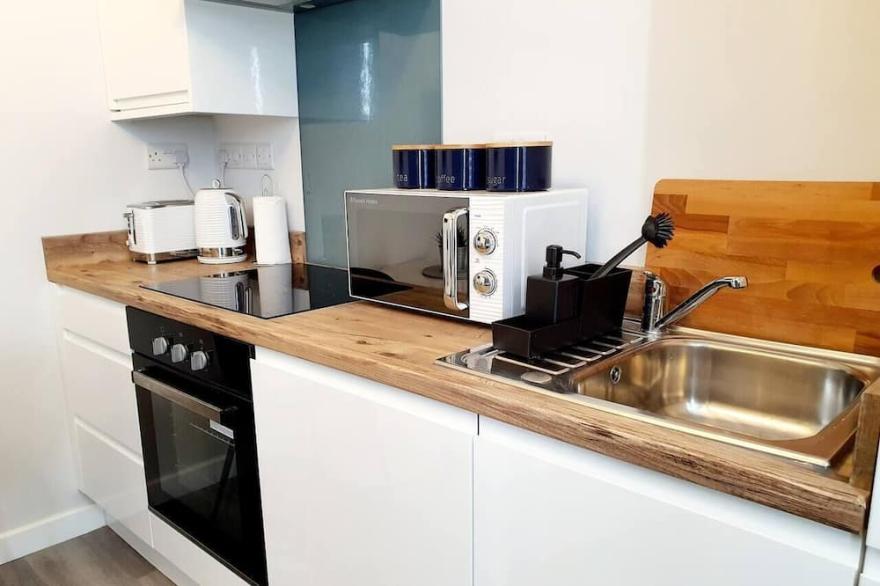 Modern Town Centre Studio Close to Beach