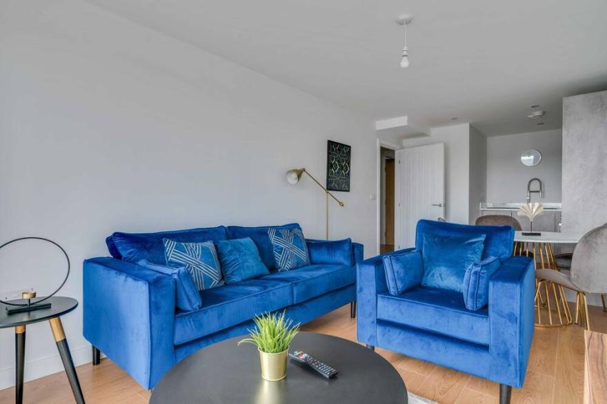 Lovely Riverside 2 Bed Apartment