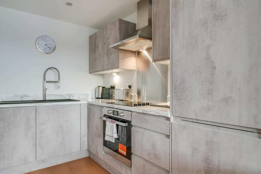 Lovely Riverside 2 Bed Apartment