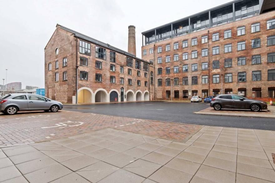 Lovely Riverside 2 Bed Apartment