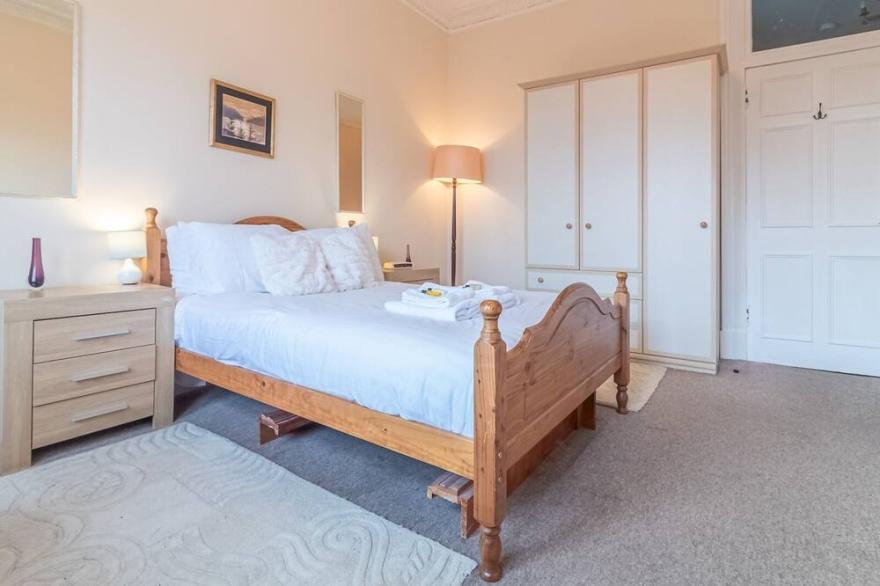Pass the Keys | Spacious and Bright property, in Chic Morningside! Sleeps up to 6 guests