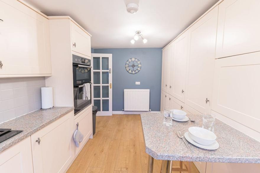 LAKELAND VIEW, pet friendly, character holiday cottage in Keswick
