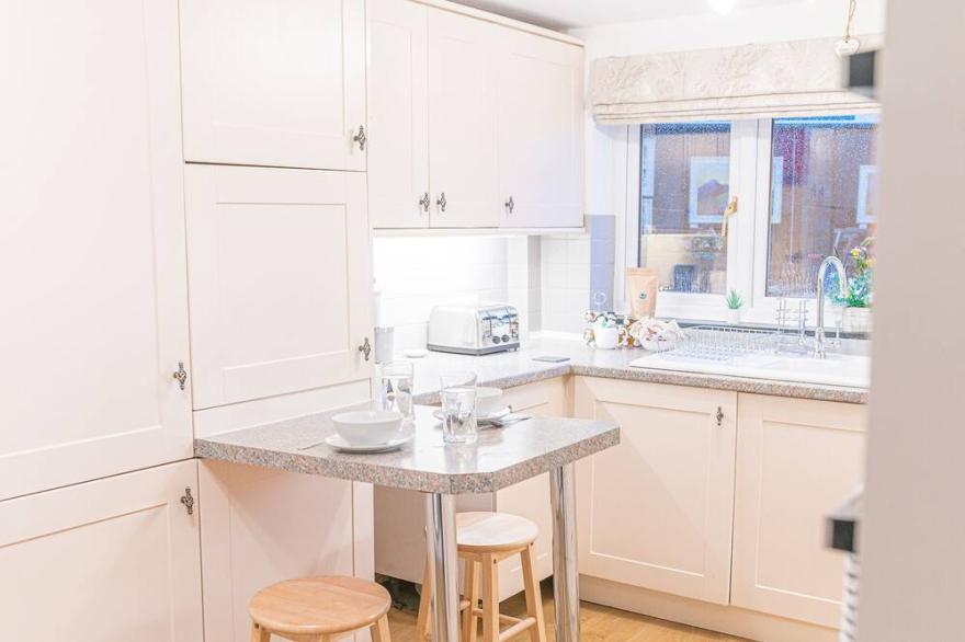 LAKELAND VIEW, pet friendly, character holiday cottage in Keswick