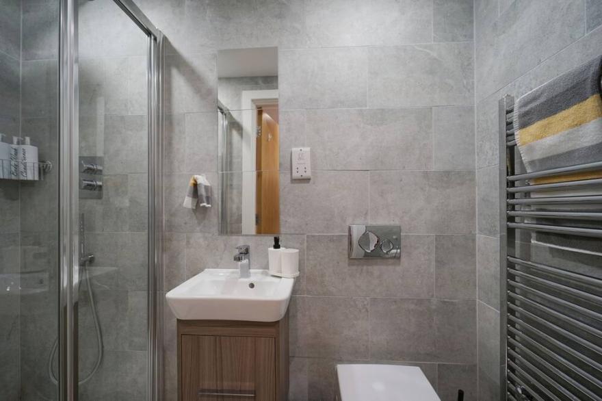Modern 2 Bed Apartment W/ Juliet Balcony - DHB Stays