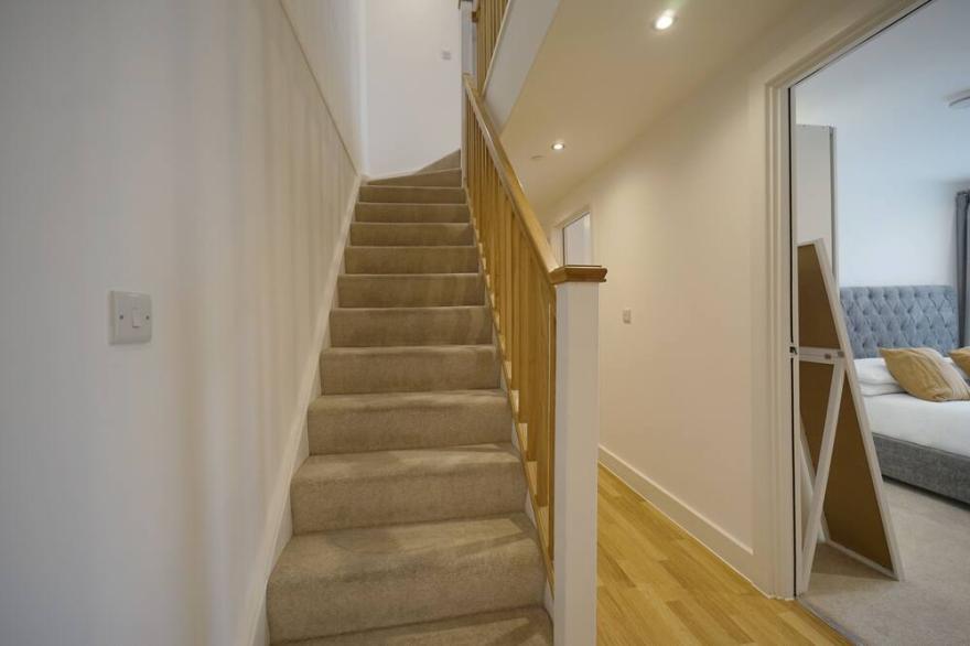 Modern 2 Bed Apartment W/ Juliet Balcony - DHB Stays