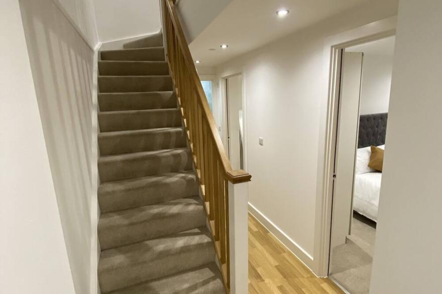 Modern 2 Bed Apartment W/ Juliet Balcony - DHB Stays