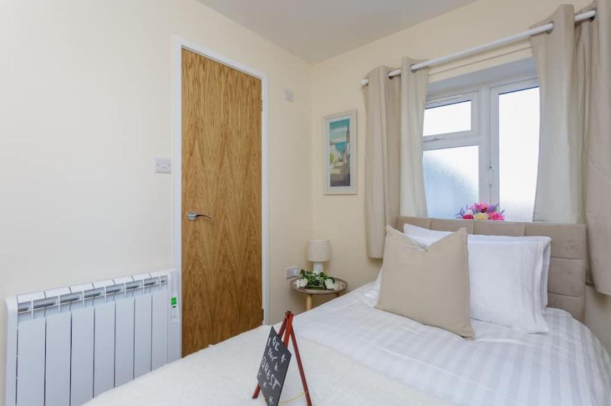 Flat 4 - Luxury Burgess Apartments