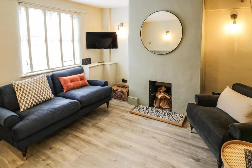 5 BULL STREET, pet friendly, with a garden in Stratford-Upon-Avon