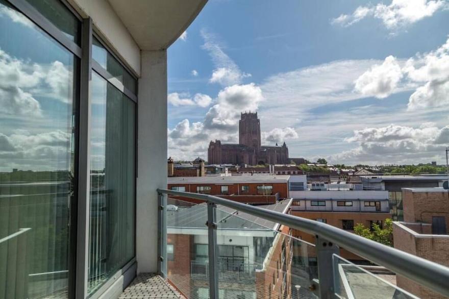Prime Location Serviced Liverpool City Centre Apartment with City View & Parking
