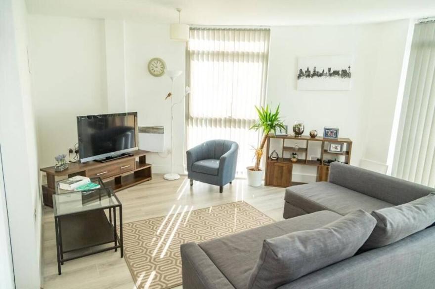 Prime Location Serviced Liverpool City Centre Apartment with City View & Parking